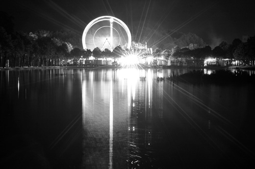 La grande roue et ses reflets sur l'étang de la Hotoie